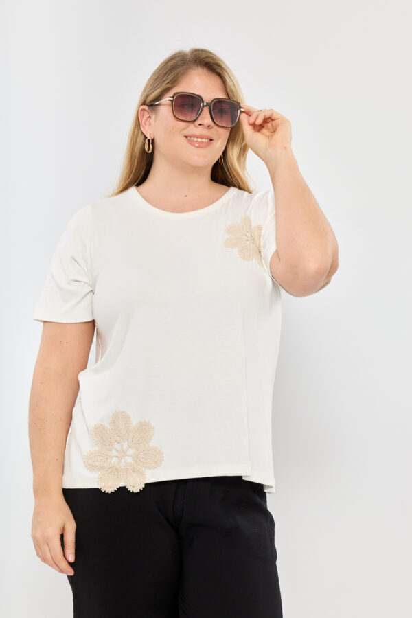 Remera de viscosa con aplique flores - Tres Angeles mayorista