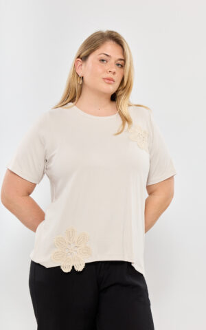 Remera de viscosa con aplique flores
