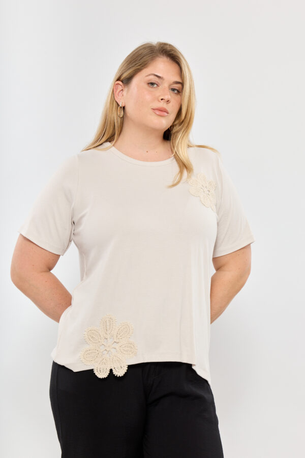 Remera de viscosa con aplique flores - Tres Angeles mayorista