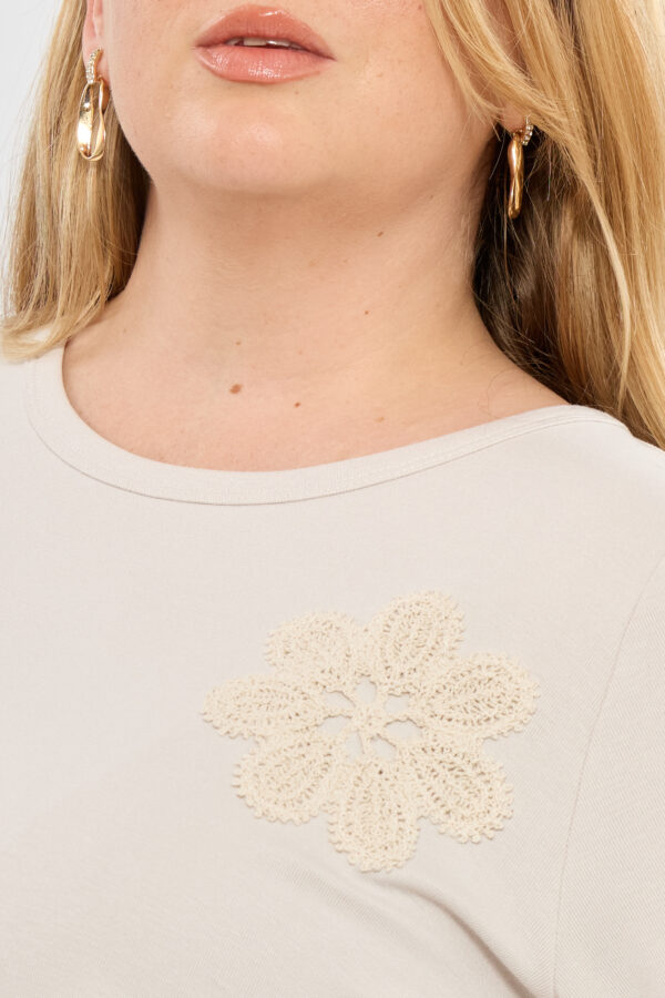 Remera de viscosa con aplique flores - Tres Angeles mayorista