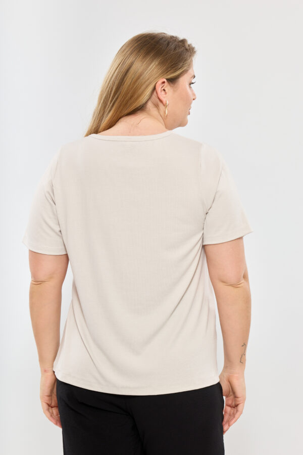 Remera de viscosa con aplique flores - Tres Angeles mayorista