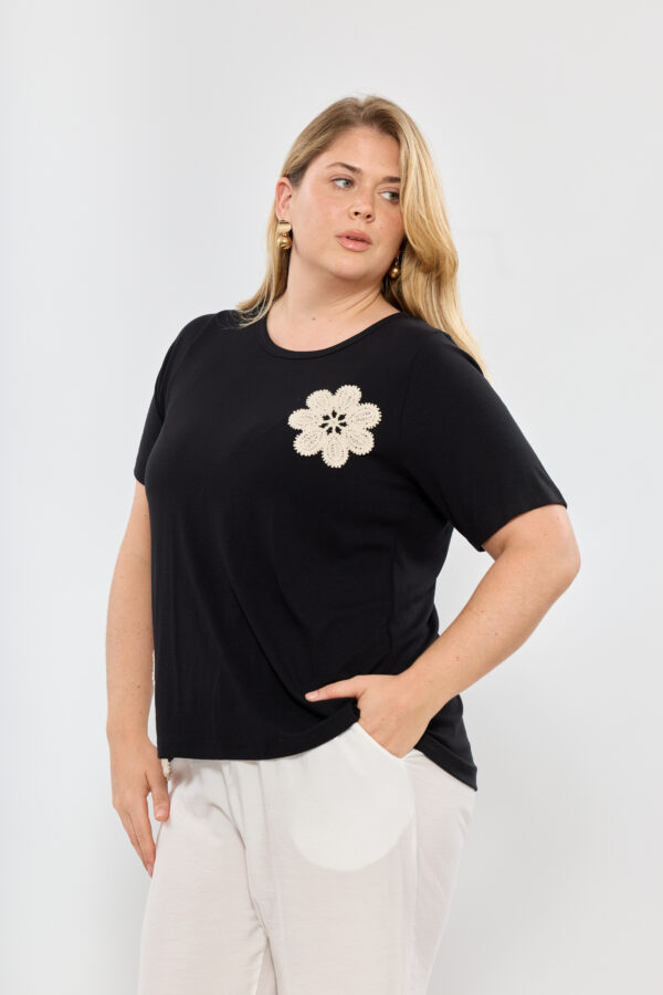Remera de viscosa con aplique flores - Tres Angeles mayorista