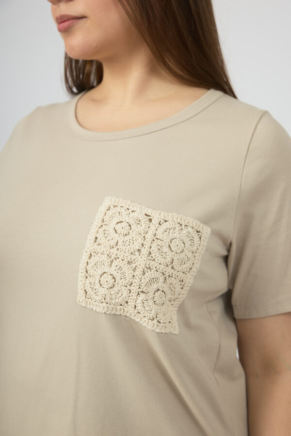 Remera de algodón viscosa con aplique bolsillo - Tres Angeles mayorista
