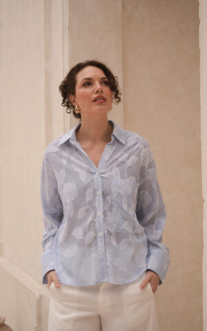 Camisa bordada c/ tajos y tira remangar (oversize)