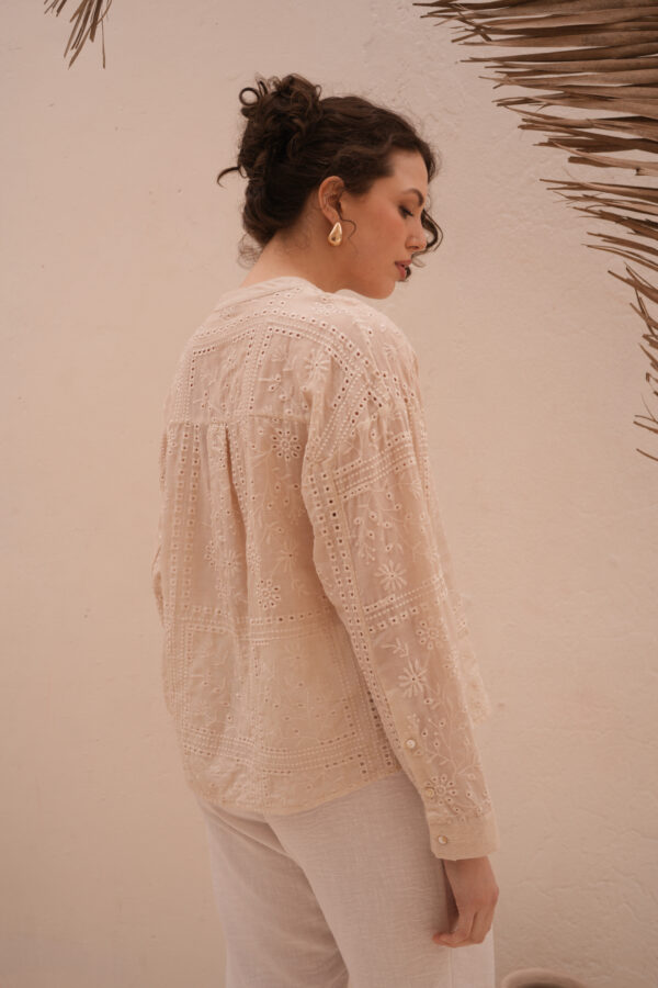 Camisa de broderie escote V - Tres Angeles mayorista