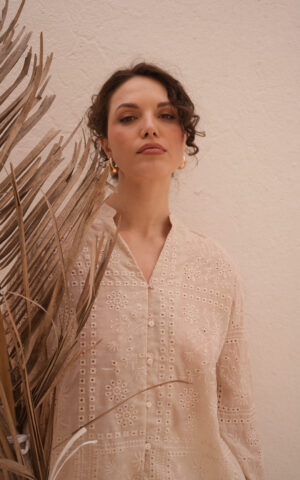 Camisa de broderie escote V