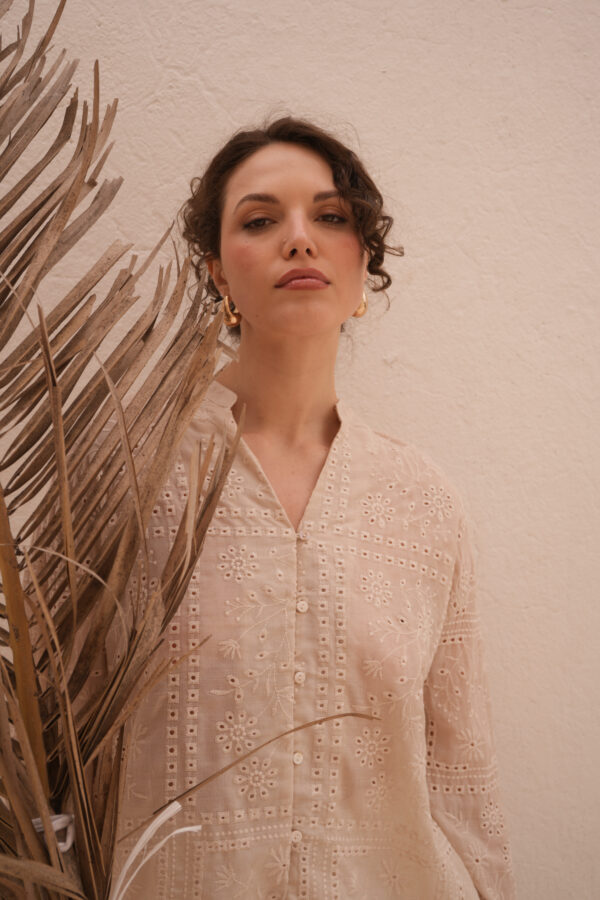 Camisa de broderie escote V - Tres Angeles mayorista