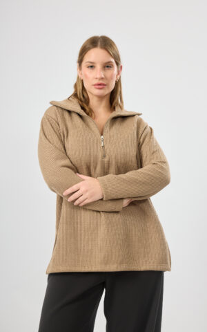 Sweater con cierre cuello y tajos costados