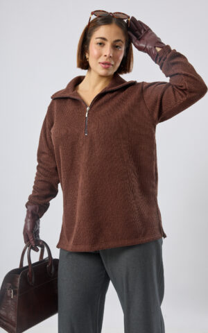 Sweater con cierre cuello y tajos costados