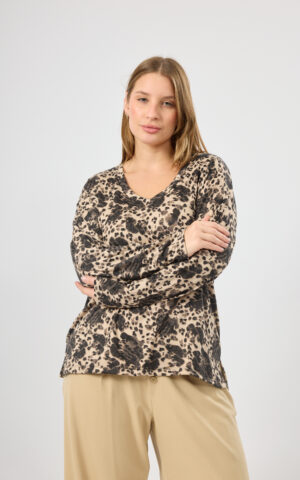 Remera manga caída escote V modal estampada