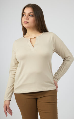 Remera de modal escote v con acces dorado