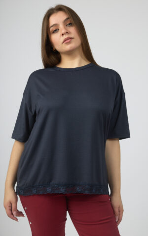 Remera con puntilla en hombro y ruedo