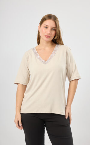 Remera manga 3/4 escote V con puntillas