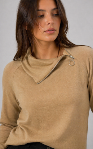 Sweater c/ cierre en un costado del cuello
