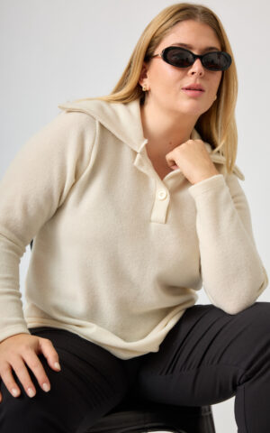 Sweater de lanilla brush con cuello y cartera