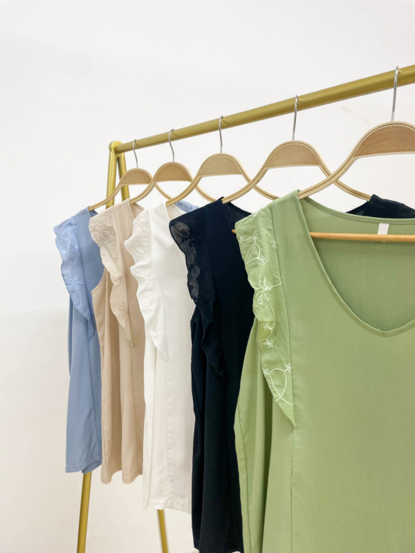 Blusa c/recortes volados broderie - Tres Angeles mayorista