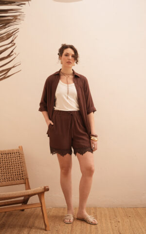 Short de lino con puntillas