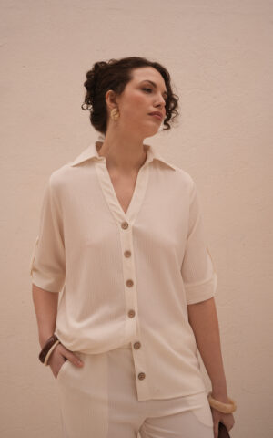 Camisa de bambula escote V con frunces