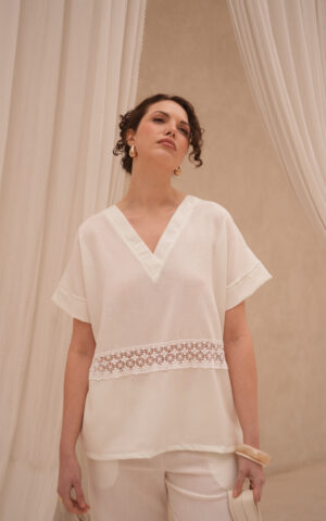 Blusa cartrera V con puntilla en el delantero