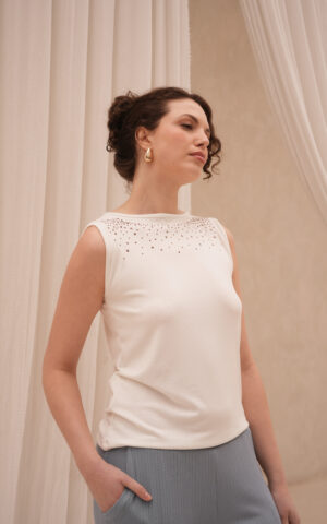 Musculosa cuello bote con strass