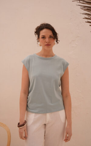 Remera de algodón uniqlo con tajo y elástico