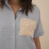 Camisa murcielago de lino con bolsillo aplique - Tres Angeles mayorista