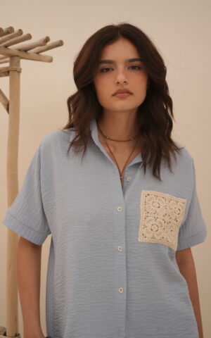 Camisa murcielago de lino con bolsillo aplique