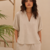 Blusa cuello mao en V manga frunces y puño - Tres Angeles mayorista