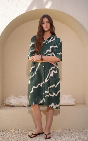Vestido camisero estampado con tajos costados