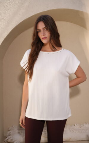 Remera de morley cuello bote con tachas