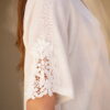 Blusa de lino escote V aplique mangas - Tres Angeles mayorista