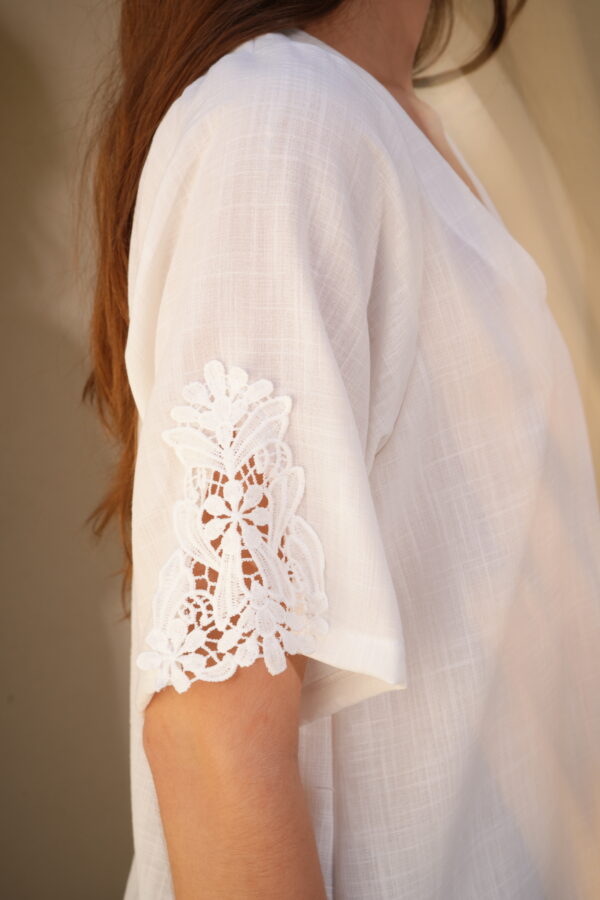 Blusa de lino escote V aplique mangas - Tres Angeles mayorista