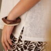 Blusa de lino escote V aplique mangas - Tres Angeles mayorista